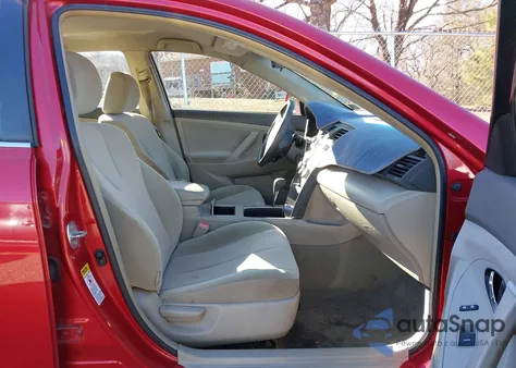 2010 Toyota Camry Le z USA, uszkodzony, nr VIN 4T4BF3EK3AR050681